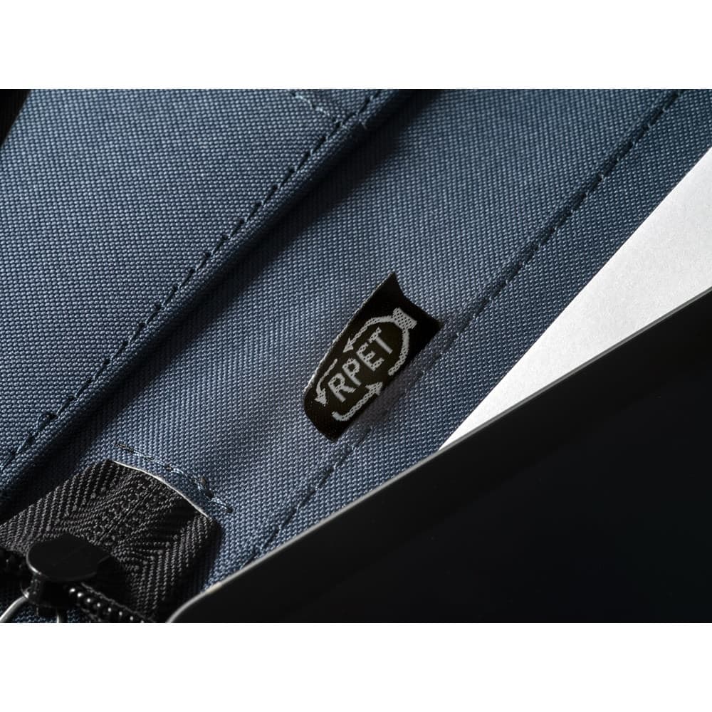 EMERGE FOLDER. Cartella A4 in poliestere riciclato (100% rPET) 300D con chiusura zip - vista 6