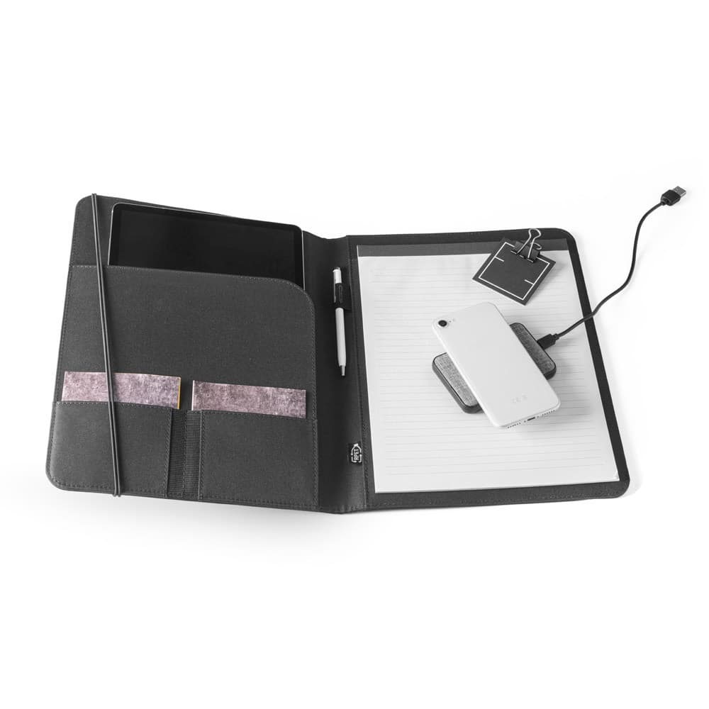 EMERGE FOLDER II. Cartella A4 in in poliestere riciclato (100% rPET) 300D con chiusura ad elastico