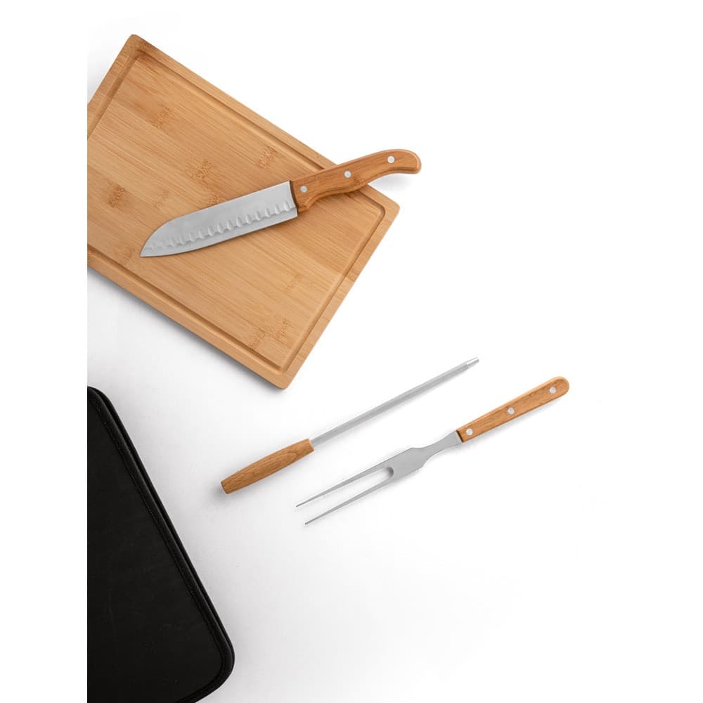FLARE. Set per barbecue composto da tagliere in bambù e 5 utensili in legno e acciaio inox